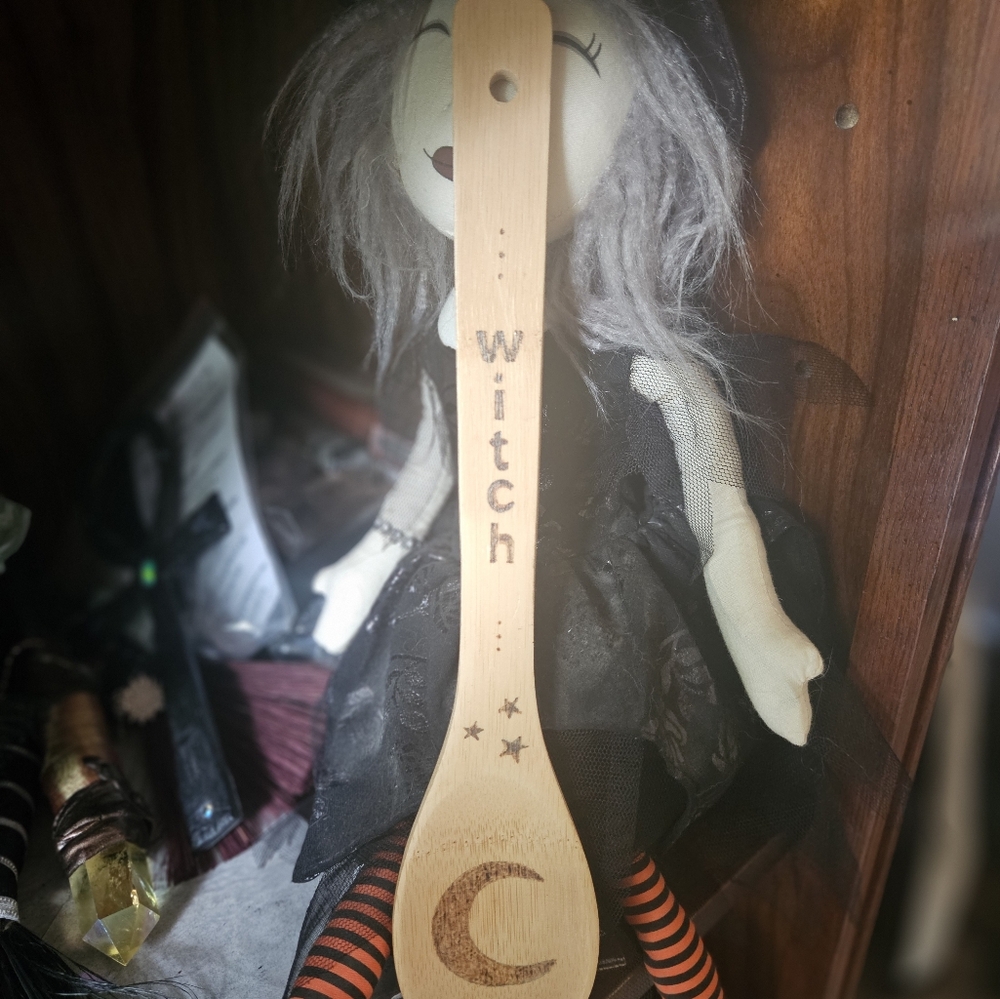 Where are my kitchen witches at?Beautiful bamboo wood burned spoon. 🥄 ✨️🖤